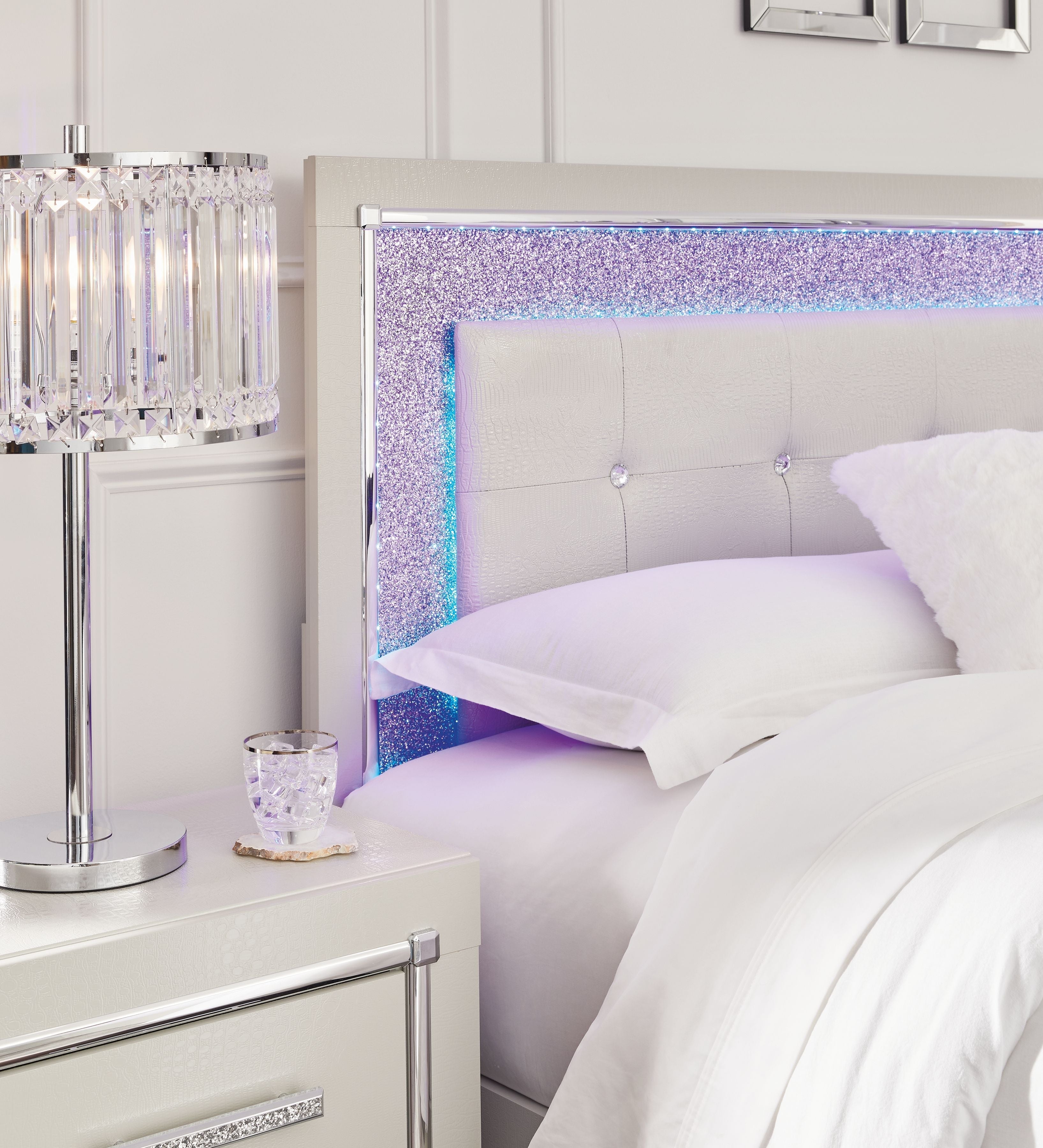 Cama King tapizada con paneles